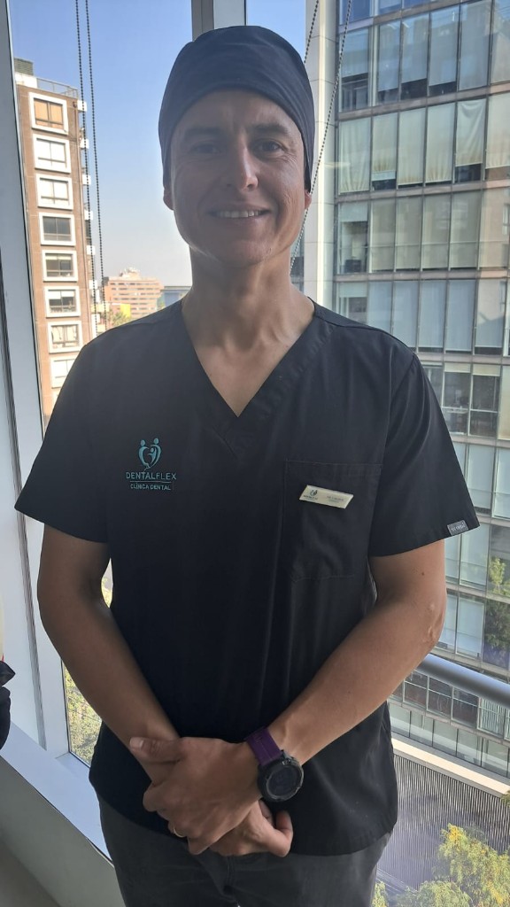 Dr. José Luis Silva — cirujano maxilofacial en Dental Flex