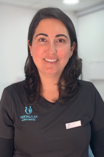 Dra. Pamela Pérez — periodoncista en Dental Flex